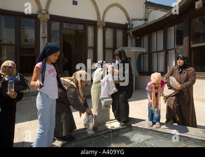 Weihwasser Mevlana Konya Türkei trinken Stockfoto