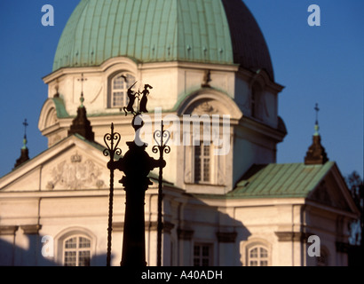 Polen Warschau Brunnen und Kirche St. Kasimir Kazimierz in neuen Stadtplatz Nowe Miasto Stockfoto