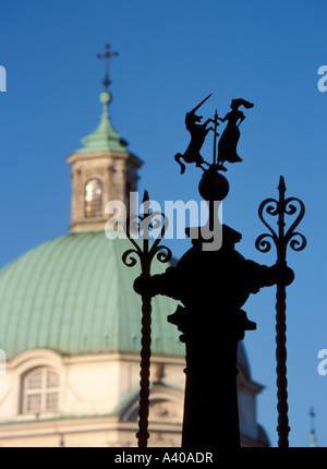 Polen Warschau Brunnen und Kirche St. Kasimir Kazimierz in neuen Stadtplatz Nowe Miasto Stockfoto