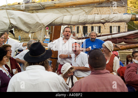 LES GODILLEURS DE LA FLUME SÄNGERIN FOLK-GRUPPE AN BORD SEGELBOOT IN DINAN HAFEN BRETAGNE FRANKREICH Stockfoto