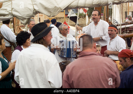 LES GODILLEURS DE LA FLUME MUSIKER UND SÄNGER-FOLK-GRUPPE AN BORD SEGELBOOT IN DINAN HAFEN BRETAGNE FRANKREICH Stockfoto