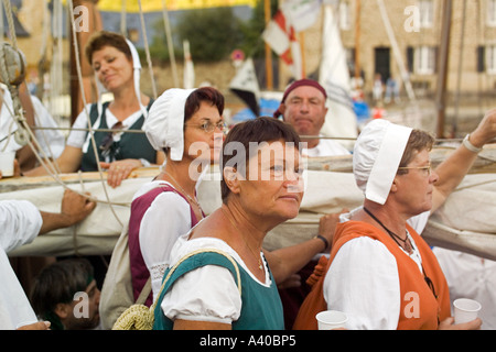 LES GODILLEURS DE LA FLUME SÄNGERIN FOLK-GRUPPE AN BORD SEGELBOOT IN DINAN HAFEN BRETAGNE FRANKREICH Stockfoto