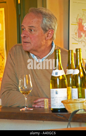 Patrick Leflaive, Mitinhaber von Olivier Leflaive Freres in Puligny-Montrachet Restaurant La Table d'Olivier, Glas Meursault, Korken und Flaschen Stockfoto