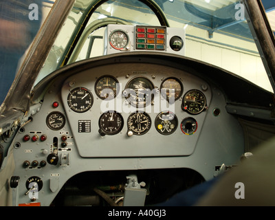 Dashboard im hinteren Cockpit des russischen Jakowlew Jak-52 Warbird Schulflugzeug Stockfoto