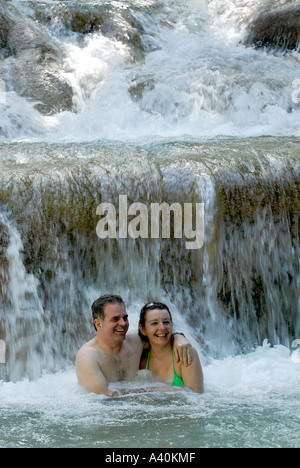 Paar in Dunns River Falls Ocho Rios, Jamaika Stockfoto