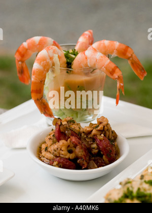 Garnelen-Meeresfrüchte-cocktail mit gekleidet Salat und Chorizo Wurst mit marinierten Tintenfisch in pikanter sauce Stockfoto