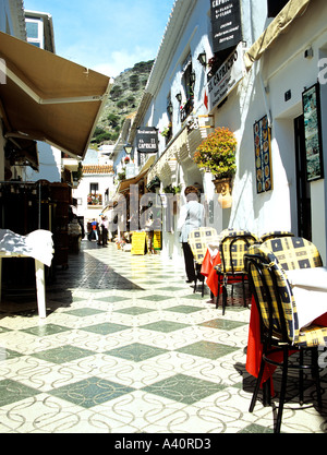 MIJAS COSTA DEL SOL Spanien Europa April Aussicht oben Calle Los Canos einer der engen Gassen in dieser hübschen Hügelstadt top Stockfoto