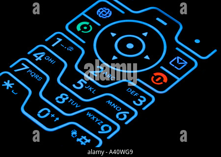 Abgewinkelt, beleuchtete moderne Handy-Tastatur auf schwarzem Hintergrund Stockfoto