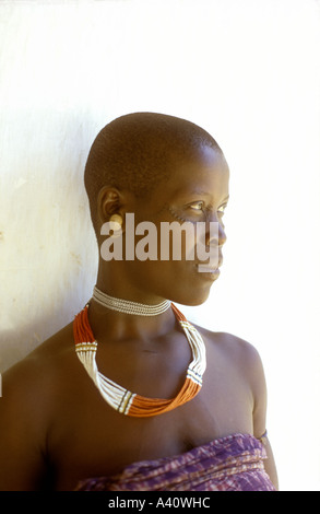 Porträt des traditionellen Giriama Frau zeigt Binsen Gesicht Markierungen Kenia Küste Ostafrikas Stockfoto