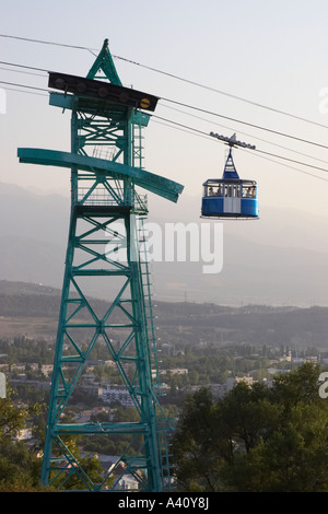 Cable Car über Almaty Stadt Stockfoto