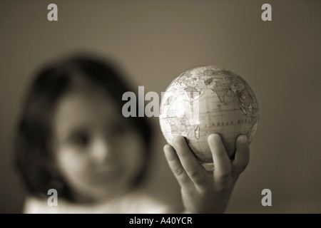 Kleines Mädchen hält die Welt in der hand Stockfoto