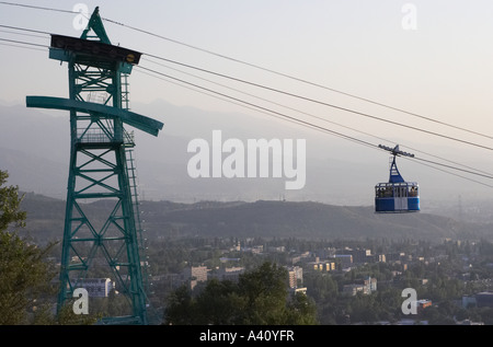 Cable Car über Almaty Stadt Stockfoto