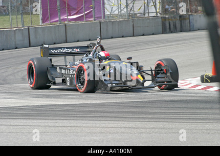schwarze racing Auto beschleunigt um Ecke während der Rennen Stockfoto
