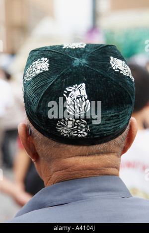 Rückansicht des uigurischen Mann trägt Kufi Stockfoto