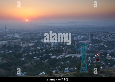 Sonnenuntergang über Almaty mit Seilbahn Stockfoto