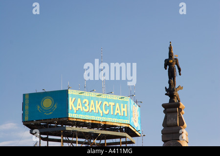 Denkmal für Unabhängigkeit neben Kasachstan Zeichen Stockfoto
