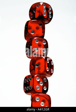 Stapel von roten Poker Dice / Super Casino. Bild von Patrick Steel Patricksteel. Stockfoto