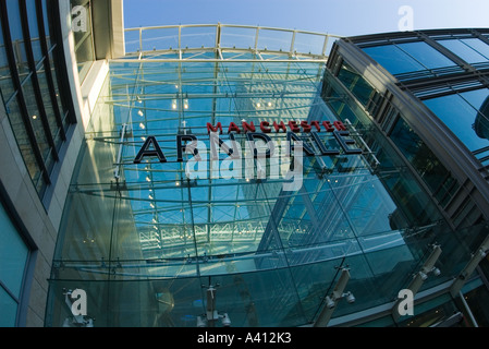 Neuer Eingang an der Manchester Arndale Shopping Centre Januar 2006 vor einem strahlend blauen Himmel Stockfoto