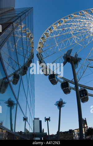 Verzerrtes Spiegelbild der Manchester Wheel in die Glasfenster von Selfridges speichern Januar 2006 vor einem strahlend blauen Himmel Stockfoto