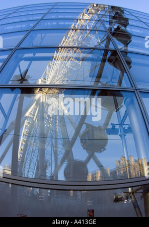 Verzerrtes Spiegelbild der Manchester Wheel in die Glasfenster von Selfridges speichern Januar 2006 vor einem strahlend blauen Himmel Stockfoto