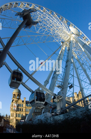 Verzerrtes Spiegelbild der Manchester Wheel in die Glasfenster von Selfridges speichern Januar 2006 vor einem strahlend blauen Himmel Stockfoto