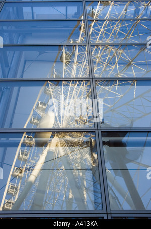 Verzerrtes Spiegelbild der Manchester Wheel in die Glasfenster von Selfridges speichern Januar 2006 vor einem strahlend blauen Himmel Stockfoto