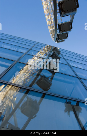 Verzerrtes Spiegelbild der Manchester Wheel in die Glasfenster von Selfridges speichern Januar 2006 vor einem strahlend blauen Himmel Stockfoto