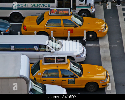 New York City Yellow Taxi Taxis Eighth Avenue und vierzig zweiten Street New York City Reisen Stockfoto