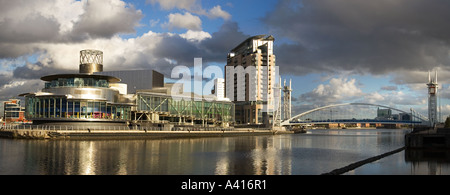 Panorama von den Manchester Ship Canal mit der Lowry Centre Kunst Galerie Theater und Fußgängerbrücke Salford Quays Greater Manchester Stockfoto