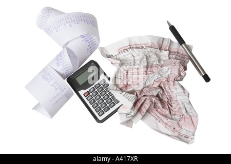 Steuerformular, Taschenrechner, Erhalt und Stift auf weißem Hintergrund ausschneiden