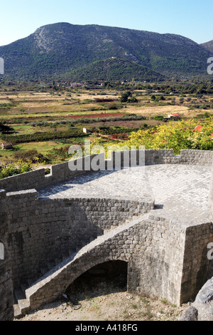 Ston-Festung mit fruchtbaren Feldern im Hintergrund an der Halbinsel Peljesac in Kroatien Stockfoto