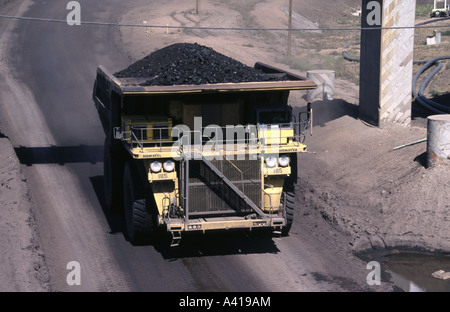 LKW mit Kohle, Black Thunder Coal Mine, südlichen Powder River Basin, Wyoming, USA Stockfoto