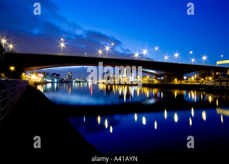 Eine Ansicht von Glasgow bei Nacht aus nach Westen in Richtung Kingston Brücke und entlang des Flusses Clyde Stockfoto