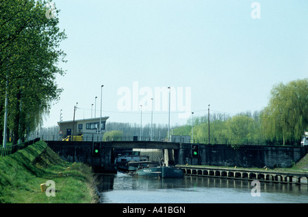 Lastkahn aus Schloss auf dem Canal de Charleroi Belgien in Brüssel Stockfoto