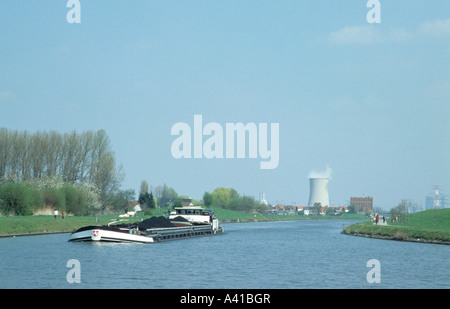 Schiff, beladen mit Kohle auf dem Kanal Charleroi mit Kühlturm hinter in Brüssel Belgien Stockfoto