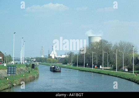 Schiff, beladen mit Kohle auf dem Kanal Charleroi mit Kühlturm hinter in Brüssel Belgien Stockfoto