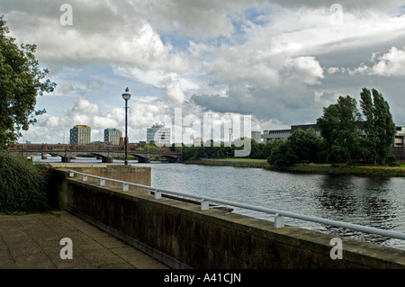 Eine Ansicht von Glasgow nach Osten entlang des Flusses Clyde, Clyde Street und Central Station Railway Bridge Stockfoto