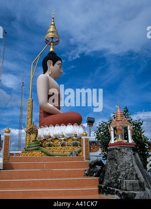 Riesige Buddha auf dem Gipfel des Wat Tham Seua Krabi Thailand in Südostasien Stockfoto