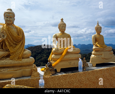 Buddhas auf dem Gipfel des Wat Tham Seua Krabi Thailand in Südostasien Stockfoto