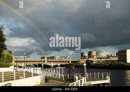 Eine Ansicht von Glasgow nach Osten entlang des Flusses Clyde, Clyde Street und Central Station Railway Bridge Stockfoto