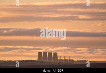 Sunrise Blick hinunter auf die Kühltürme von gelegenen Atomkraftwerk, Annandale, Dumfries and Galloway, Schottland, UK Stockfoto