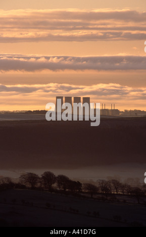 Sunrise Blick hinunter auf die Kühltürme von gelegenen Atomkraftwerk, Annandale, Dumfries and Galloway, Schottland, UK Stockfoto