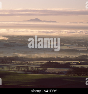 Eine neblige frostigen stimmungsvolle Winterlandschaft über Annandale und Solway Firth, Skiddaw im Lake District Scotland UK Stockfoto