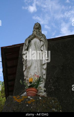Maria Statue außerhalb einer Kirche in Italien Stockfoto