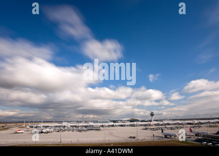 Flughafen mit treiben Wolken München Bayern Deutschland Europa Stockfoto
