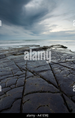 Launisch Morgenhimmel im Kimmeridge Bay in Dorset, England. Stockfoto