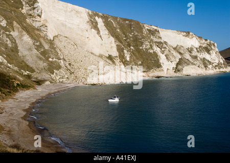 Einzigen Boot ankern in wunderschönen Mupe Bucht, Dorset. Stockfoto
