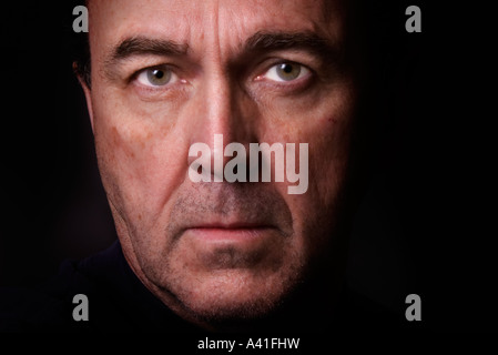 Porträt des verwitterten alten Menschen hautnah. Stockfoto