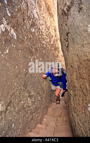 Touristischen Treppensteigen in den Ruinen von Great Zimbabwe Simbabwe Afrika Stockfoto