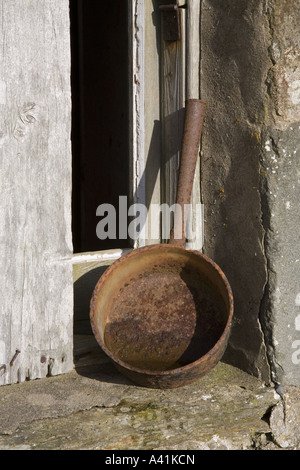 Rusty Kitchen Geschirr auf äußeren Fensterbrett verlassenen schottischen Hütte Perthshire Schottland, Vereinigtes Königreich Stockfoto